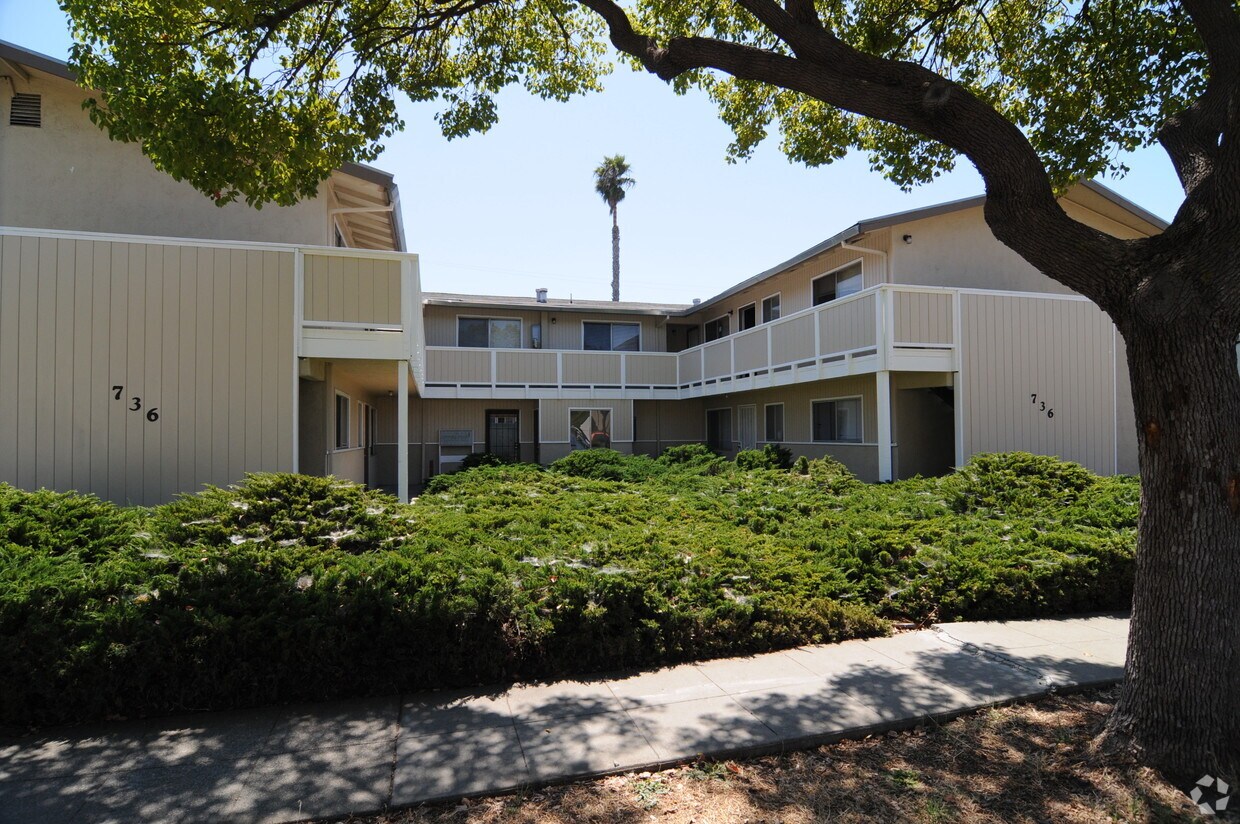 Building Photo - 736 Memorial Way