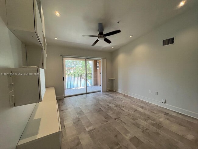 Foto del edificio - 2031 Renaissance Blvd