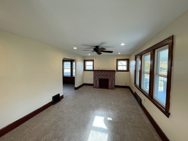 Building Photo - 1172 Tulip St