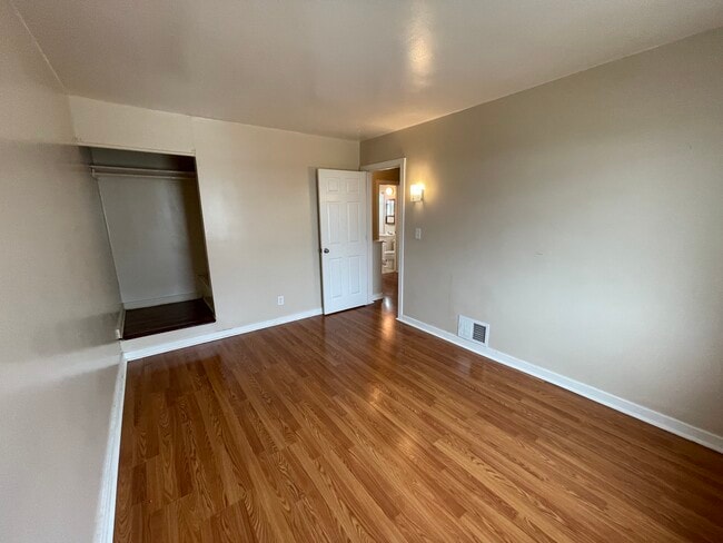 Foto del edificio - 343 Hemlock Dr