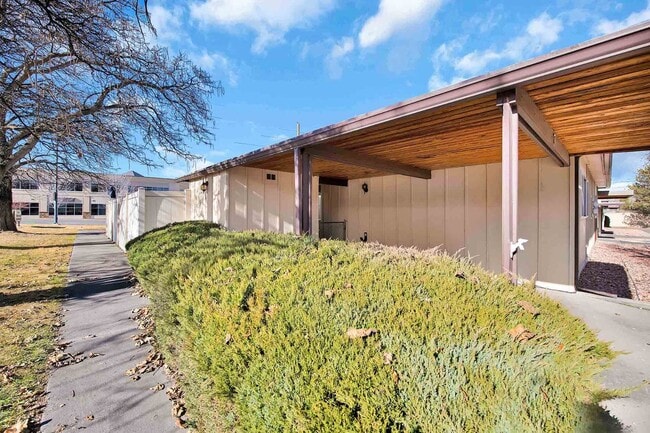 Foto del edificio - Spacious 2 Bed, 1.5 Bath Townhome Near CMU