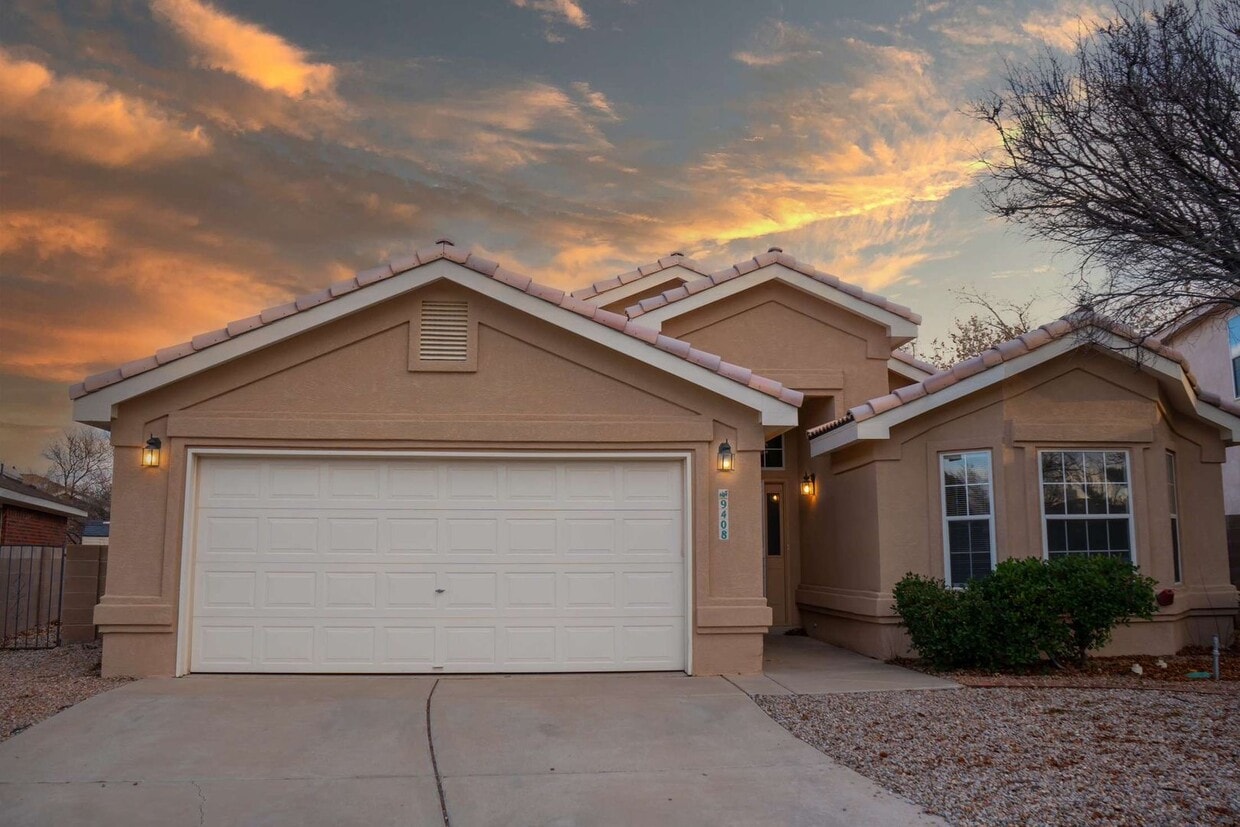 Foto principal - Great 3 Bedroom 2 Bath home with appliance...