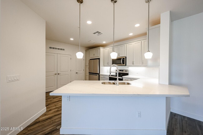 Building Photo - 2511 W Queen Creek Rd