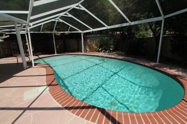 Foto del edificio - Pool Home with Office, Two Primary Suites ...