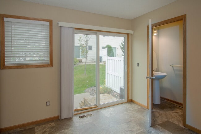 Foto del edificio - 2 Bed / 2 Bath Updated Town Home Hugo, MN ...
