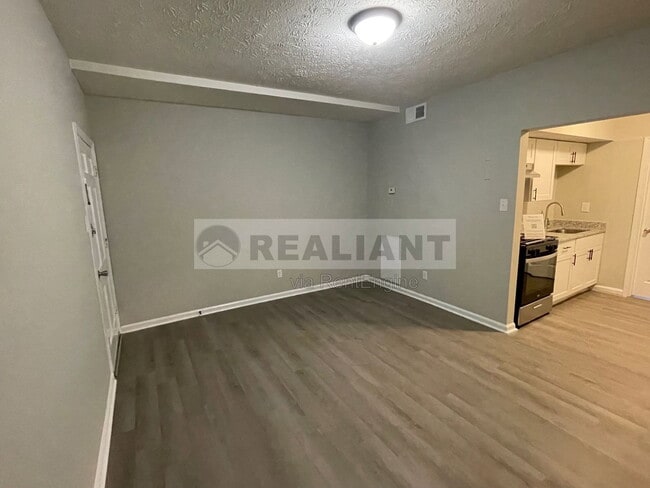 Building Photo - 208 Lakeshore Dr