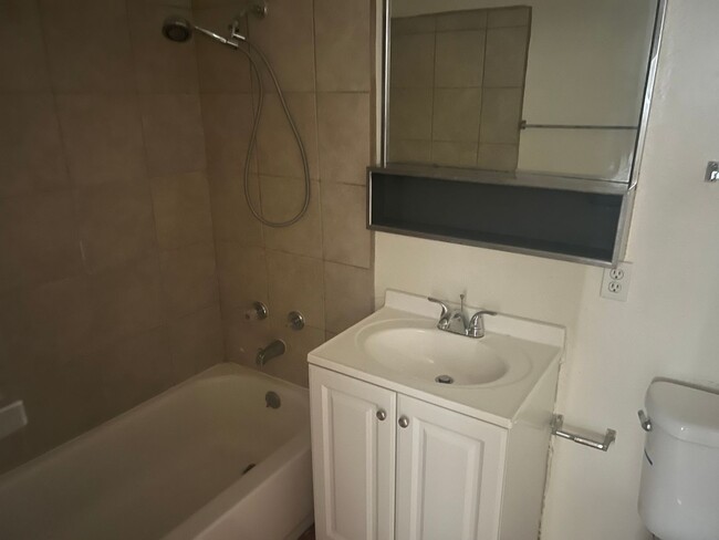 Building Photo - Affordable 1 Bedroom Condo in Central Las ...