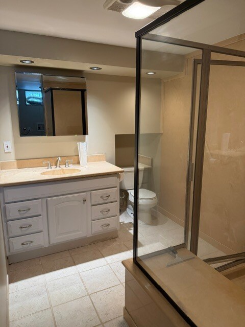 Segundo baño grande y completo en la planta baja. - 4238 State Park Dr