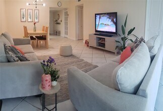 Building Photo - 550 Oaks Ln