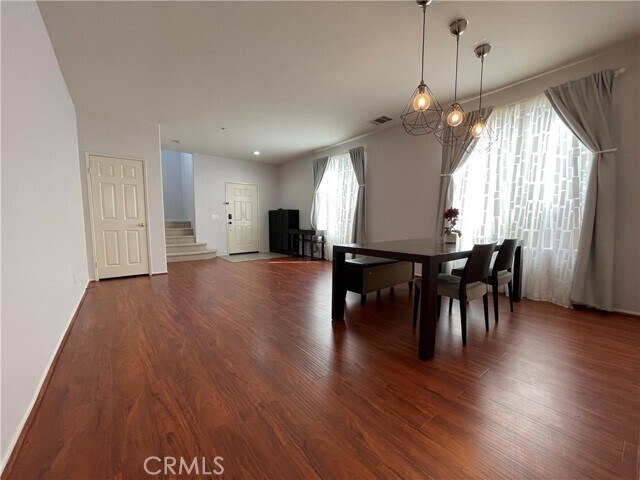 Building Photo - 563 Robins Pl