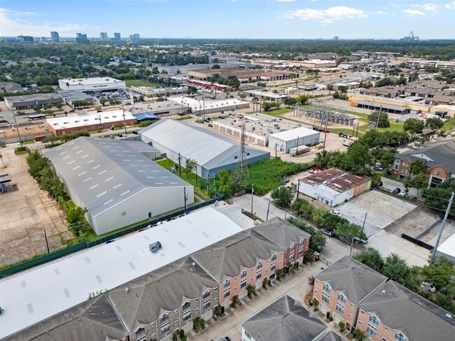 Foto del edificio - 8715 Meadowcroft Dr