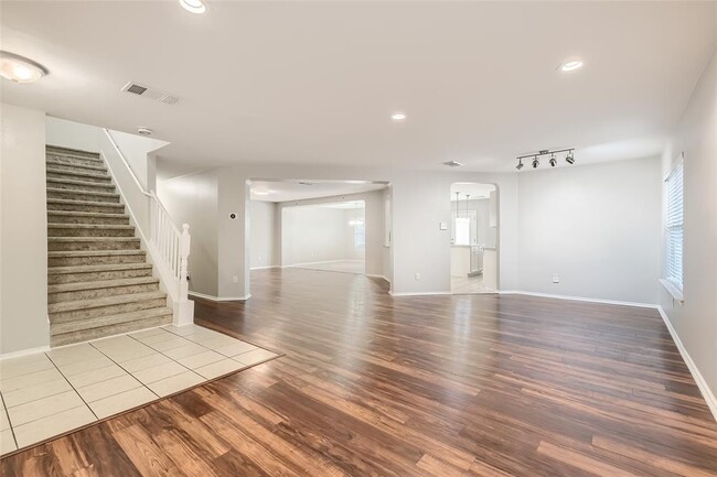 Building Photo - 304 Edgewood Cove
