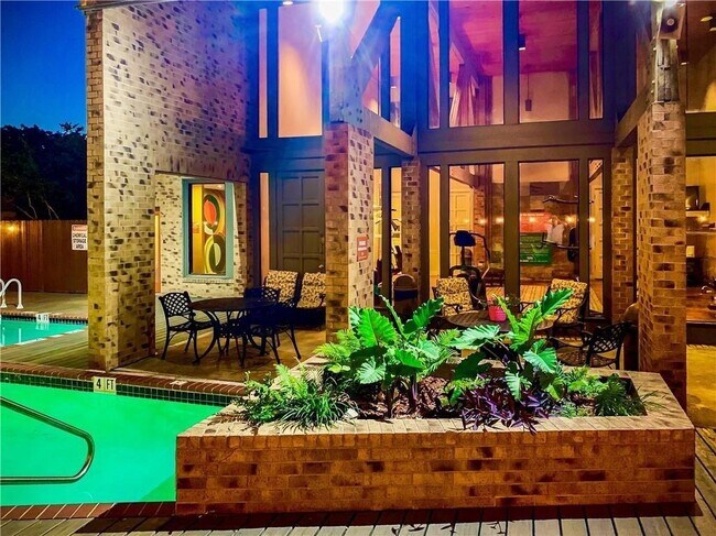 Foto del edificio - 8888 Tallwood Dr