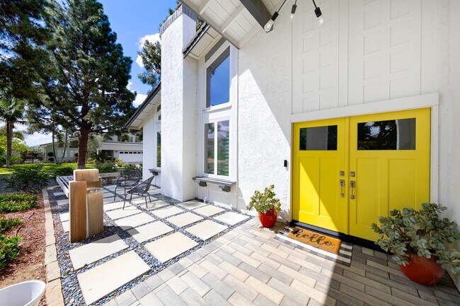 Building Photo - Charming Corner Lot Home on Oversized 10,000 Sq Ft Lot