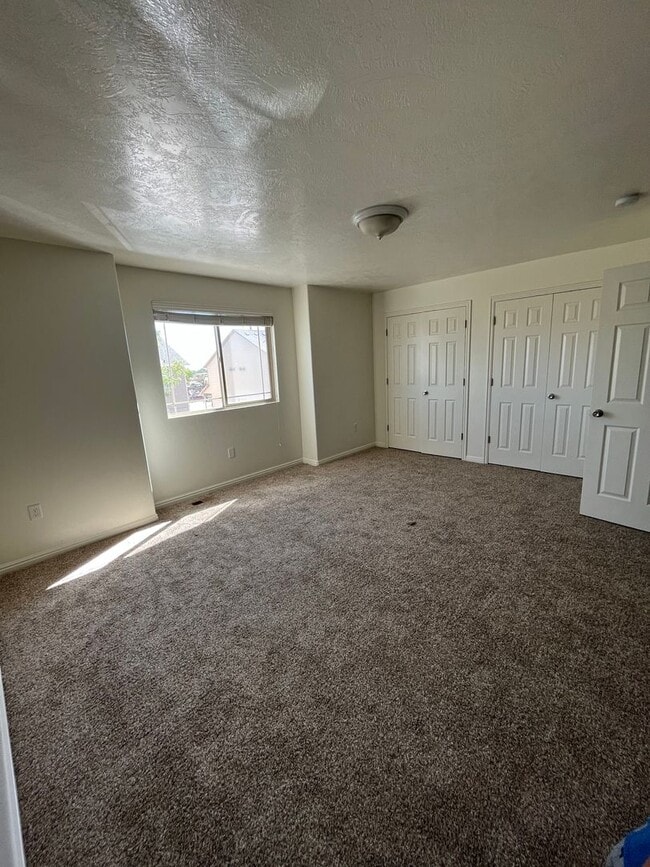 Foto del edificio - 3 Bed 2.5 Bath in Vernal!!