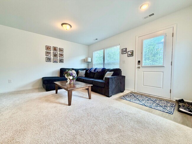 Foto del edificio - Fully Furnished 2BR/3.5BA Townhome with Garage — Minutes from Downtown Raleigh