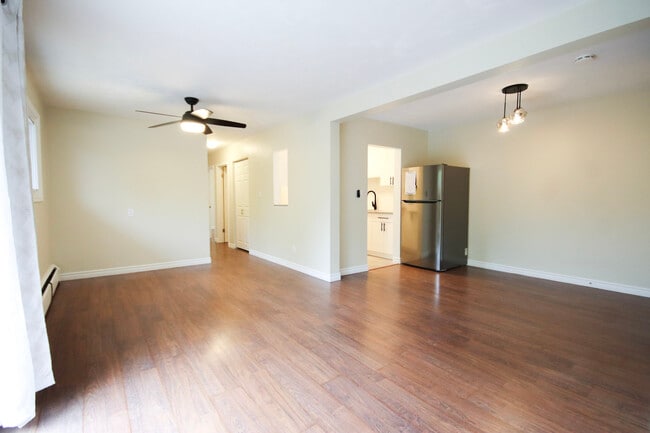 Building Photo - 3 Bedroom Unit With Space For 2 Cars, Stan...