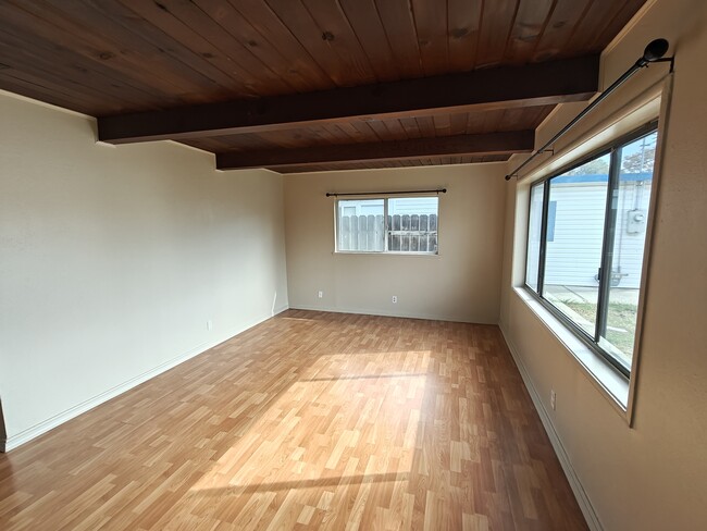 Foto del edificio - 263 Elmwood Ln