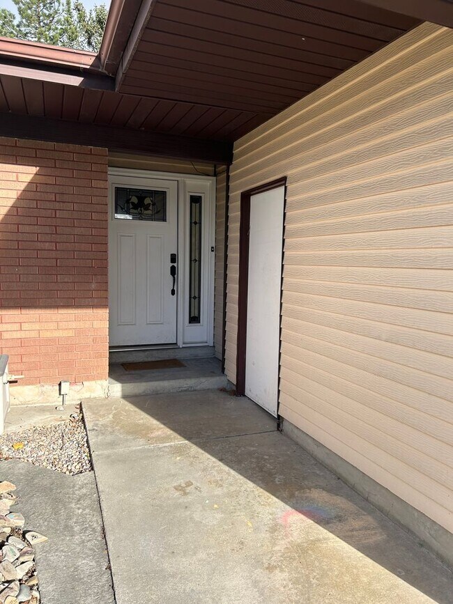 Foto del edificio - Spacious 5 Bed 3 Bath Home in Cottonwood H...