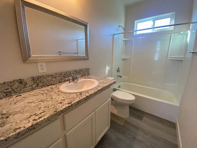 Foto del edificio - Newer 4bedroom/2.5 bathroom 1546sqft energy efficient home built in 2022 in private gated Winding...