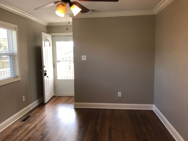 Foto del edificio - Charming 1 Bedroom, 1 Bath with Covered Po...