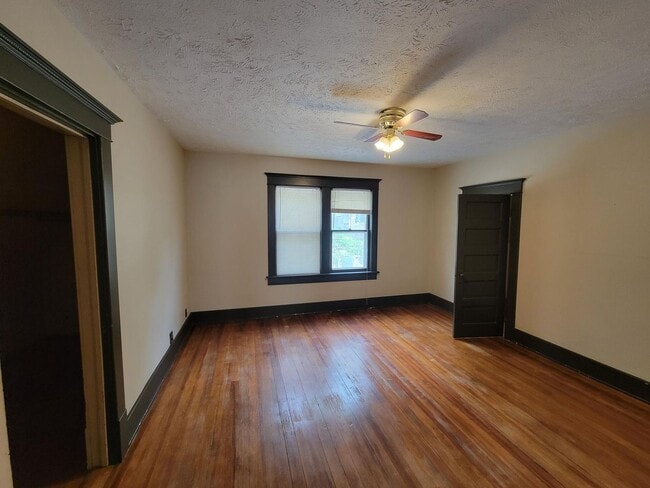 Building Photo - 534 Benton St