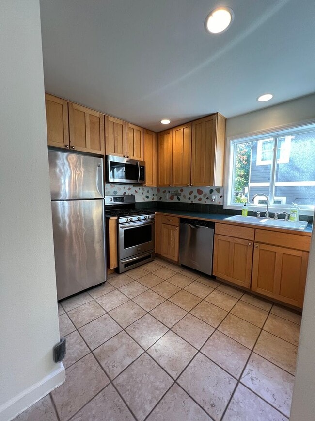Foto del edificio - Lovely Corner Townhome in the Heart of Cap...
