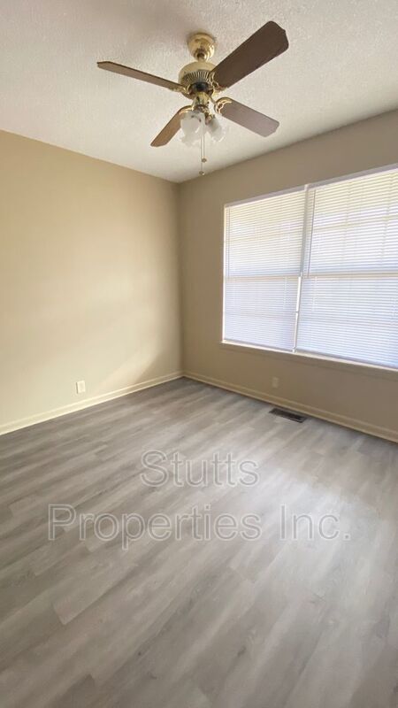 Foto del edificio - 305 River Rd