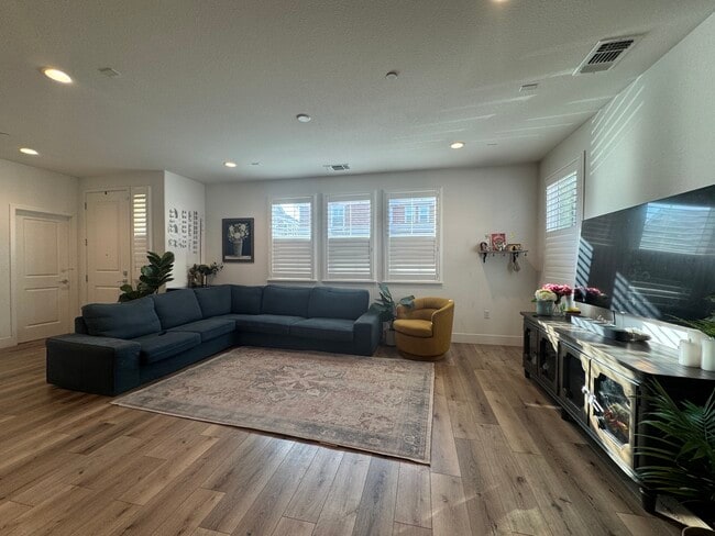 Building Photo - 857 Barney Cmn