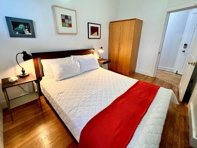 Foto del edificio - Modern 1-Bed in Mission Hill — All Utilities & WiFi Included!