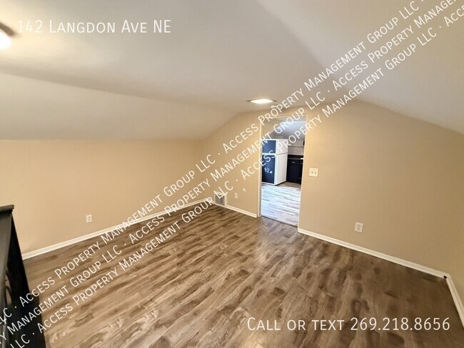 Building Photo - 142 Langdon Ave NE