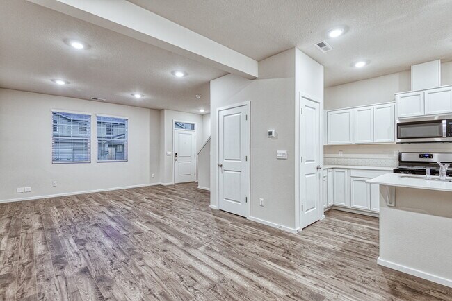 Building Photo - 812 N 18th Ave