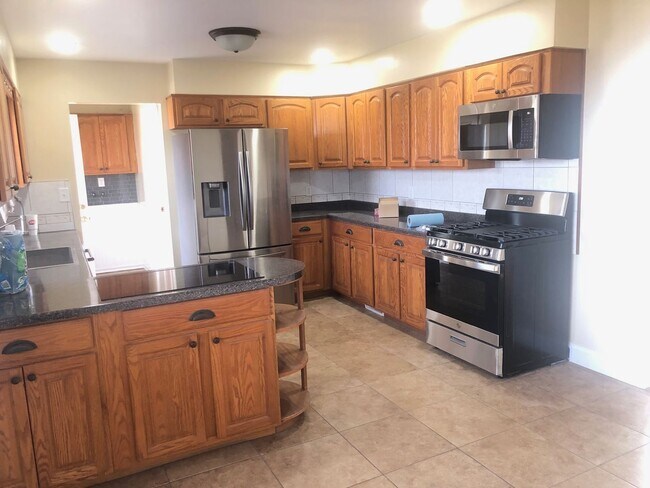 Foto del edificio - Beautiful 3BR home rural Bloomington with large lot. Recently refurbished and modernized