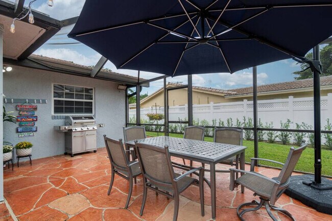 Foto del edificio - 3 Bedroom Pool Home w/ Modern Interior Design