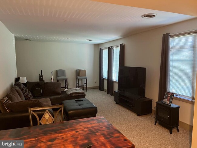 Foto del edificio - 1032 N Easton Rd