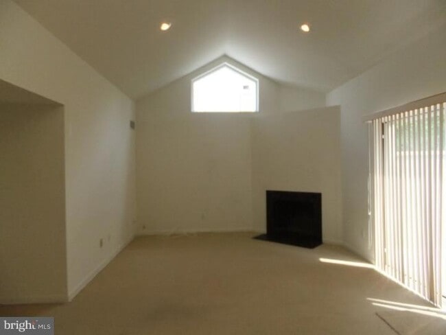 Building Photo - 1700 Oakwood Terrace