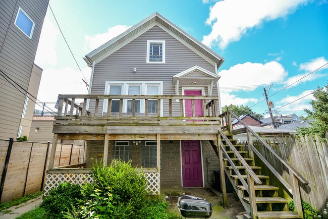 Building Photo - 1529 W Nelson St