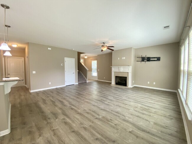 Foto del edificio - Four-Bedroom Home for Rent in Palmetto Poi...