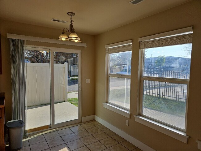 Building Photo - Beautiful 2 bedroom, 2 bath condo in a fab...