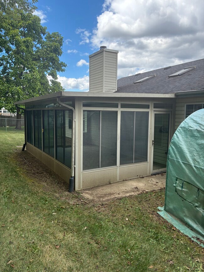 Building Photo - 995 Wren Ct
