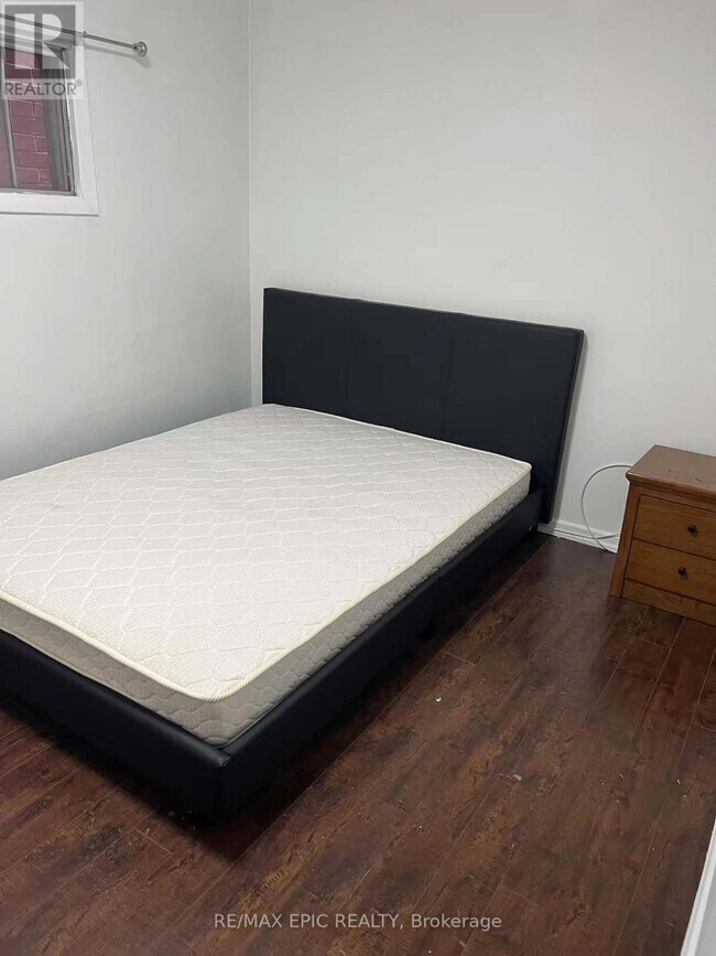 Building Photo - 137 Markham St