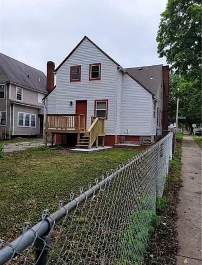 Building Photo - 4 Bedroom 2 Bath Home Ready For Move In to...