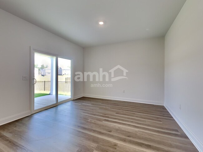 Foto del edificio - 145 Bee Tree Blvd
