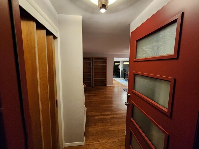 Building Photo - Partially furnished 4 bed 2 bath home in P...