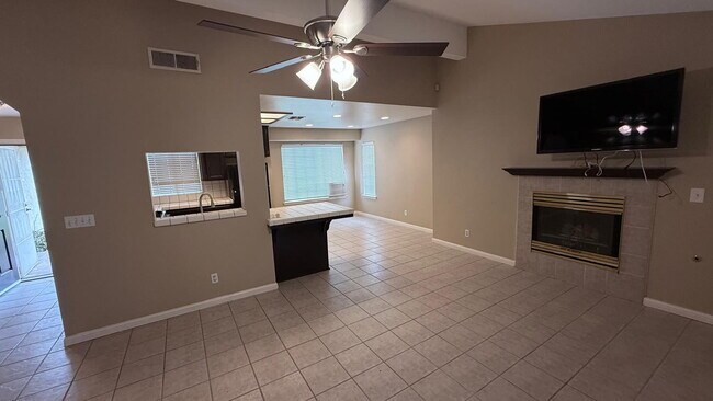 Foto del edificio - 5566 W Fir Ave