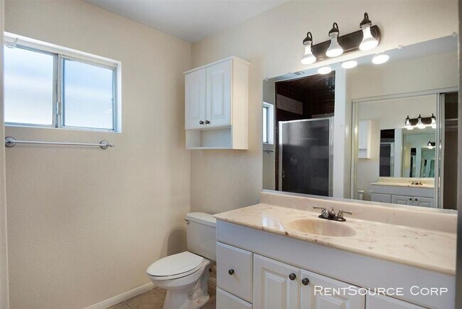 Building Photo - 3 Bedroom Duplex For Rent in Simi Valley!