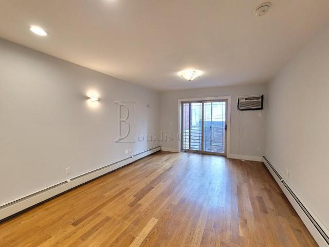 Foto del edificio - 1 bedroom in ASTORIA NY 11103