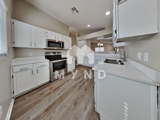 Building Photo - 7806 W Solano Dr