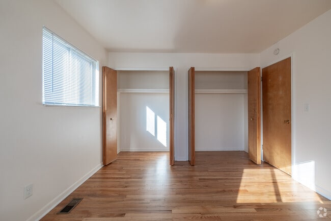 1BR, 1BA - 755SF - Bedroom - Colonial Manor