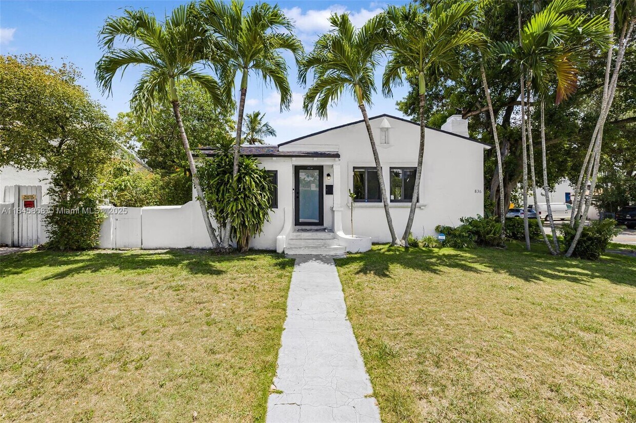 Foto principal - 836 NE 82nd St